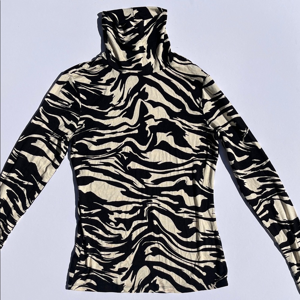 H&M Zebra Print Turtleneck Top Sz XS Long Sleeve Black Off White Cream